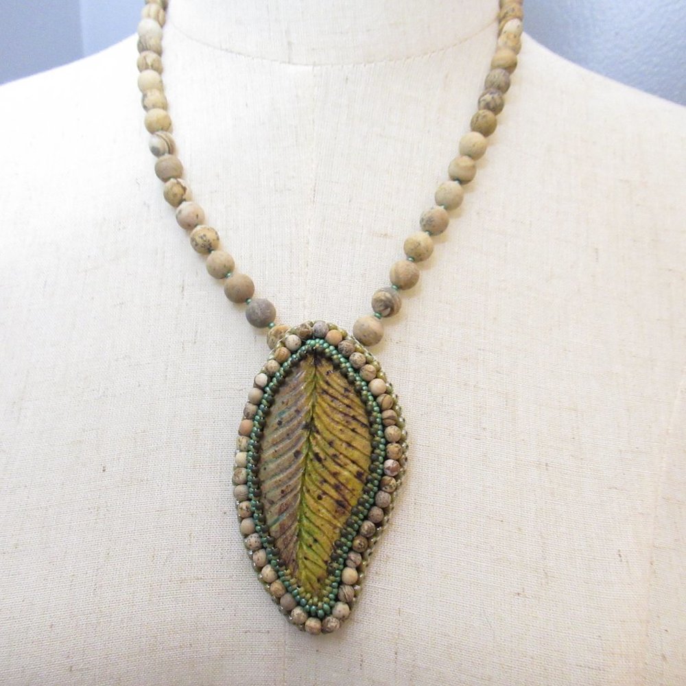 LPA Leaf cabochon necklace